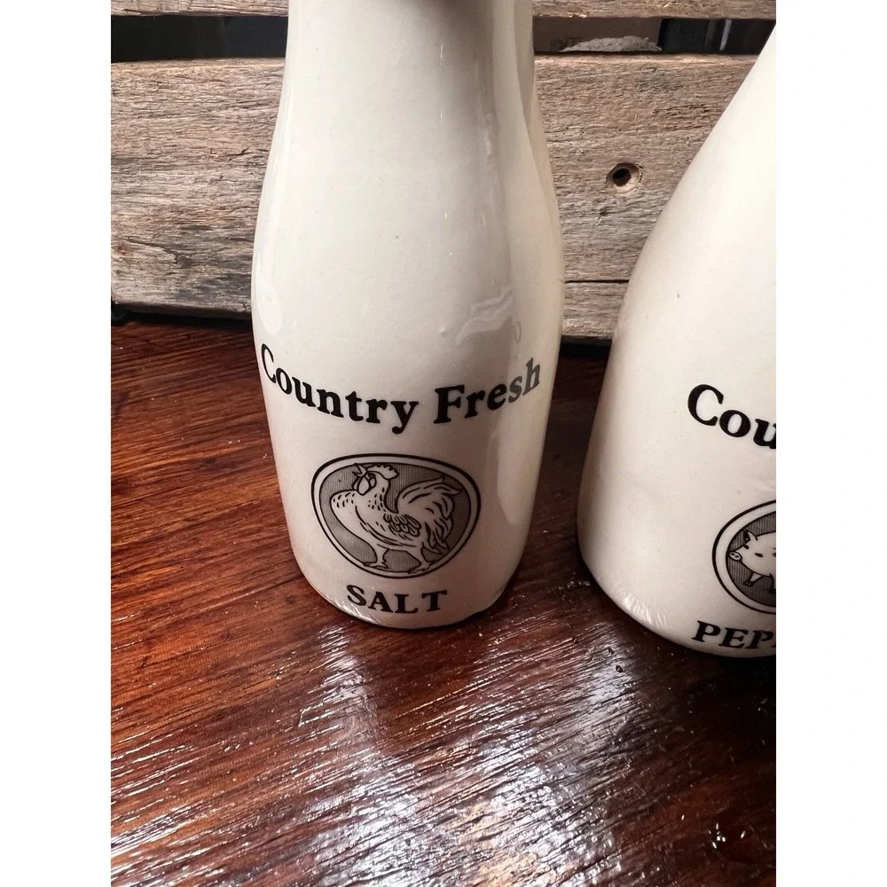 Farm Country Fresh Milk‎ Bottle Salt and Pepper Shakers Vintage Rooster and Pig
